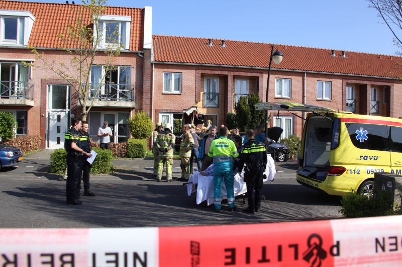 Auto rijdt tegen gevel van woning