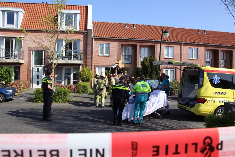 Auto rijdt tegen gevel van woning