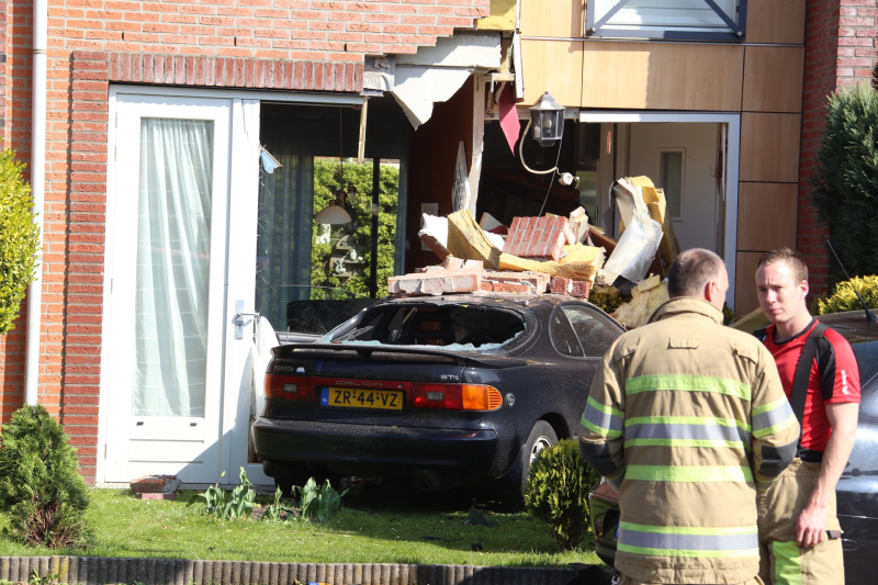 Auto rijdt tegen gevel van woning