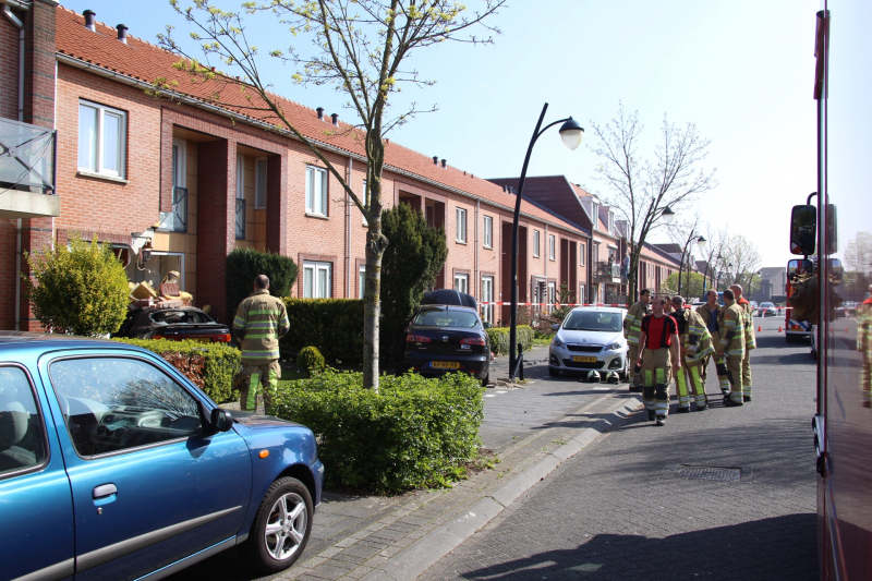 Auto rijdt tegen gevel van woning