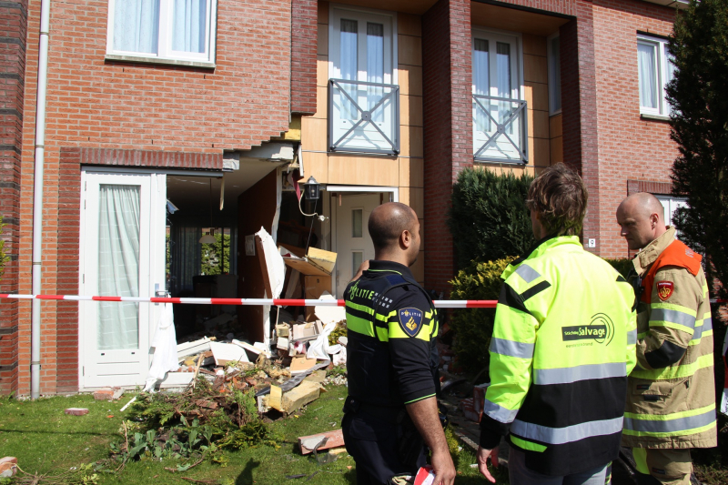 Auto rijdt tegen gevel van woning