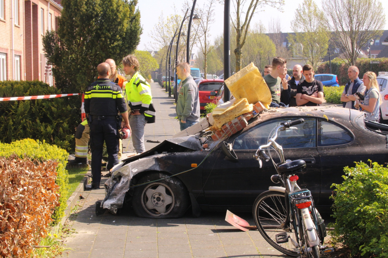 Auto rijdt tegen gevel van woning