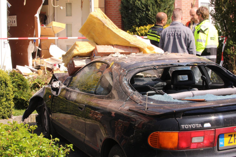 Auto rijdt tegen gevel van woning