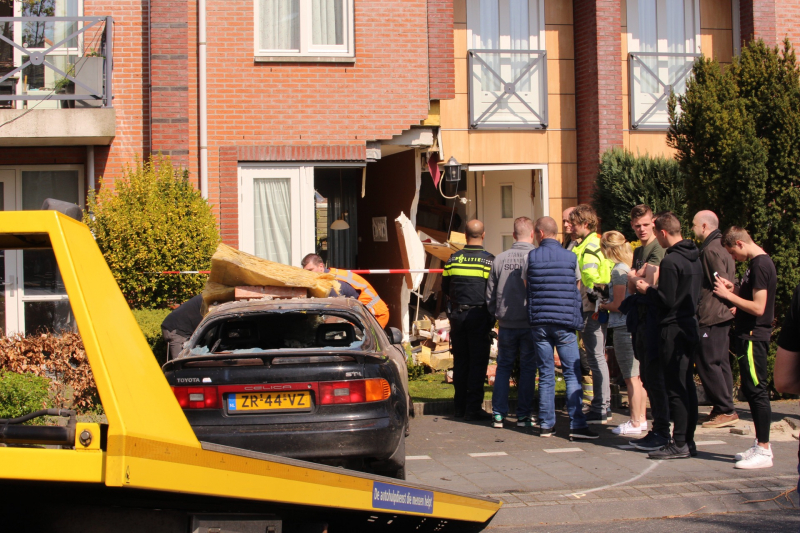 Auto rijdt tegen gevel van woning