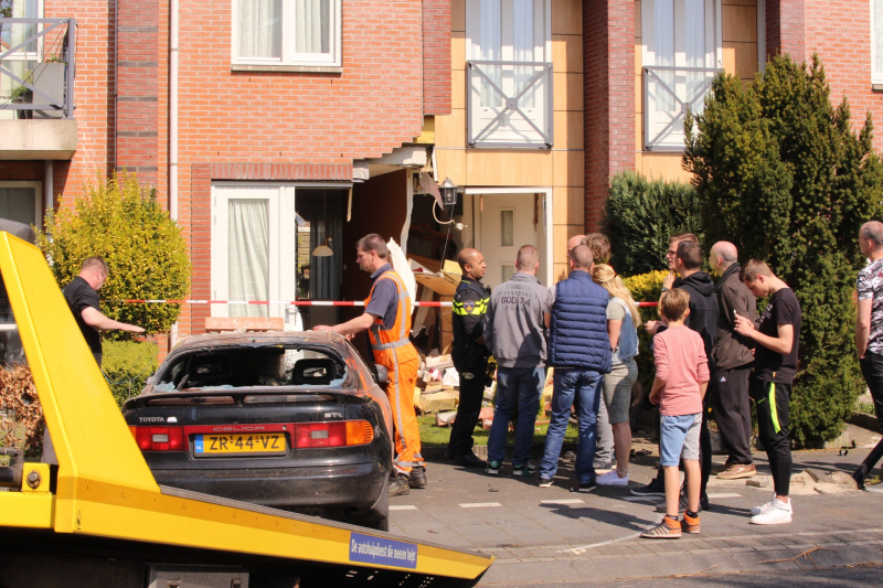 Auto rijdt tegen gevel van woning