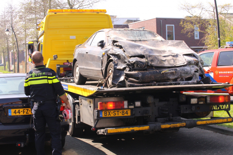 Auto rijdt tegen gevel van woning