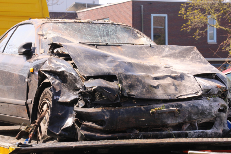 Auto rijdt tegen gevel van woning