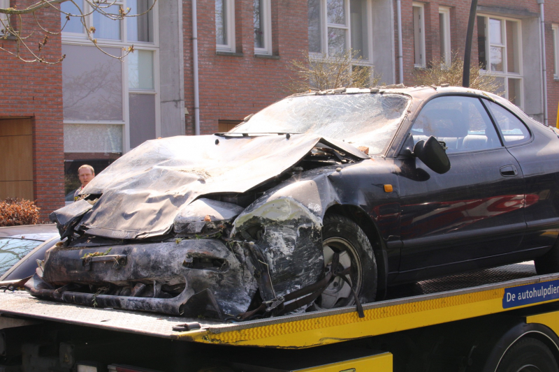 Auto rijdt tegen gevel van woning