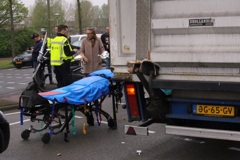 Vrachtwagen rijdt scooter aan