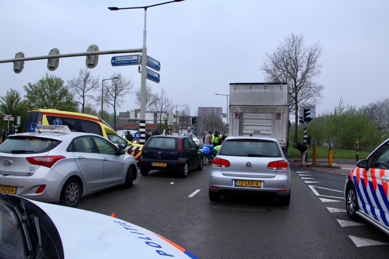 Vrachtwagen rijdt scooter aan