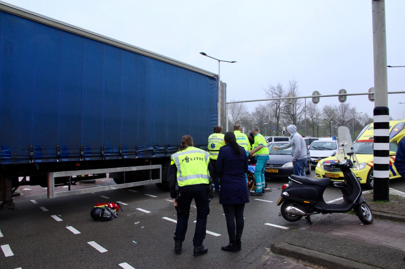 Vrachtwagen rijdt scooter aan