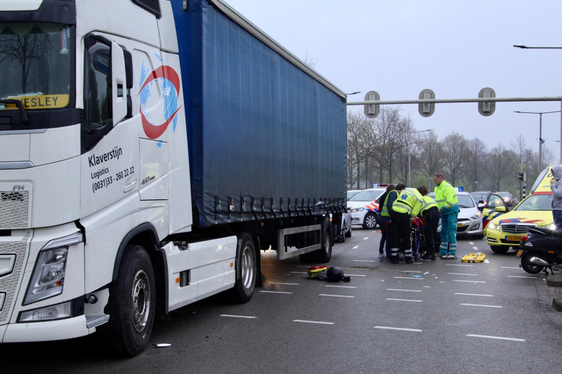 Vrachtwagen rijdt scooter aan