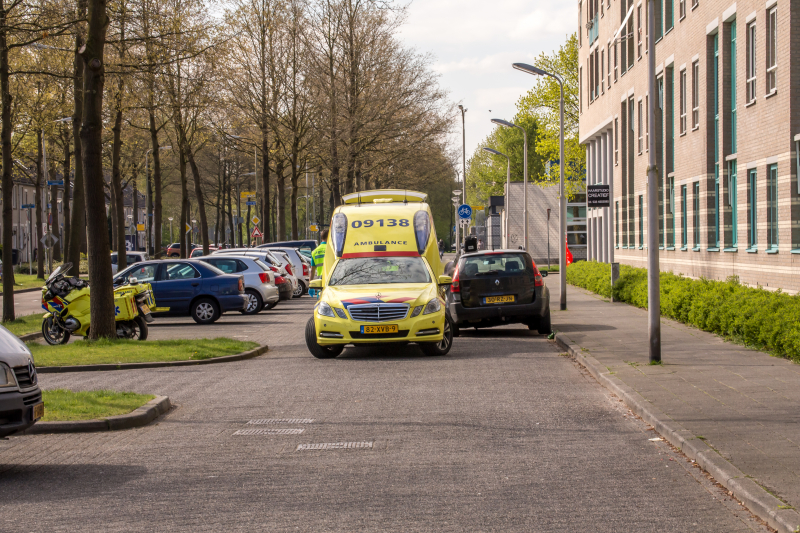 Automobilist botst tegen verkeerspaal