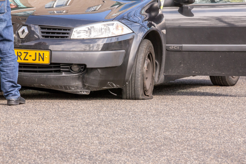 Automobilist botst tegen verkeerspaal