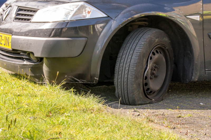 Automobilist botst tegen verkeerspaal