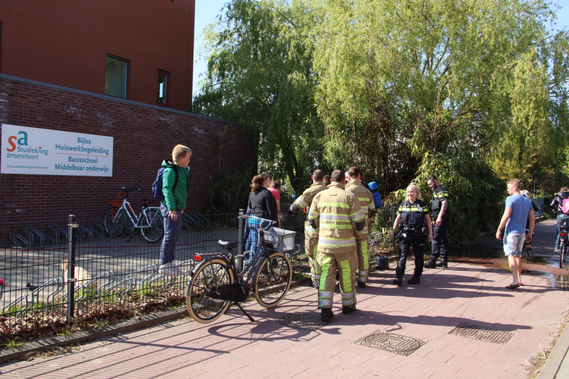 Buurtbewoners blussen brandend riet