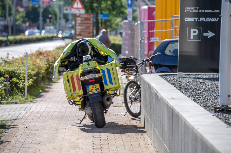 Veegwagen botst op personenauto