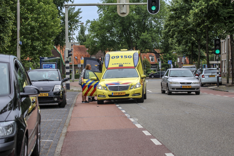 Scootmobiel van achteren aangereden; automobilist rijdt door