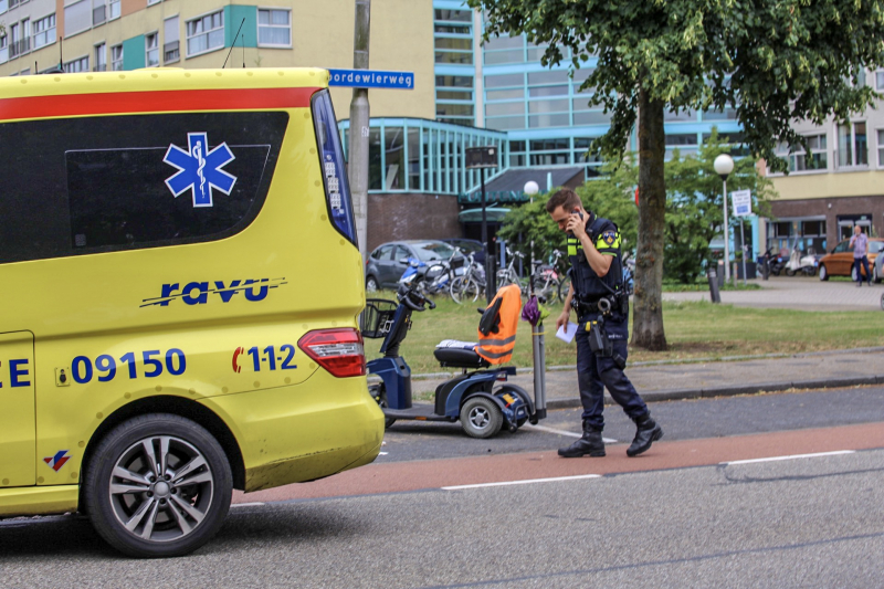 Scootmobiel van achteren aangereden; automobilist rijdt door