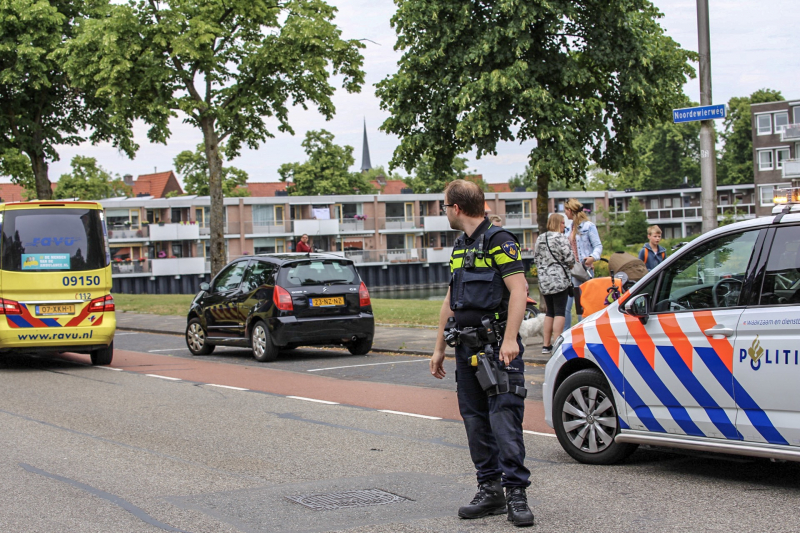 Scootmobiel van achteren aangereden; automobilist rijdt door