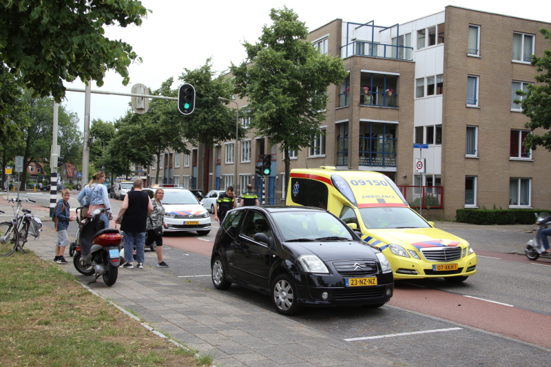 Scootmobiel van achteren aangereden; automobilist rijdt door