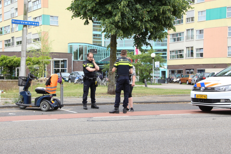 Scootmobiel van achteren aangereden; automobilist rijdt door