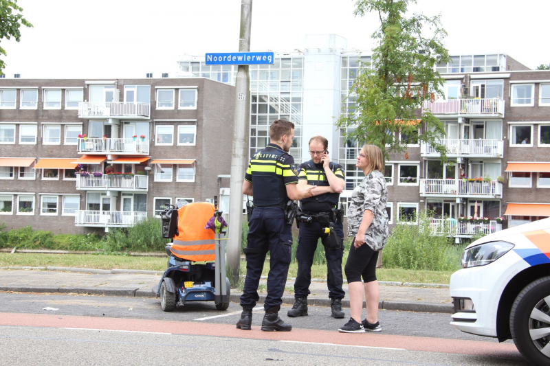 Scootmobiel van achteren aangereden; automobilist rijdt door