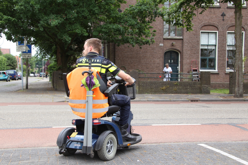 Scootmobiel van achteren aangereden; automobilist rijdt door