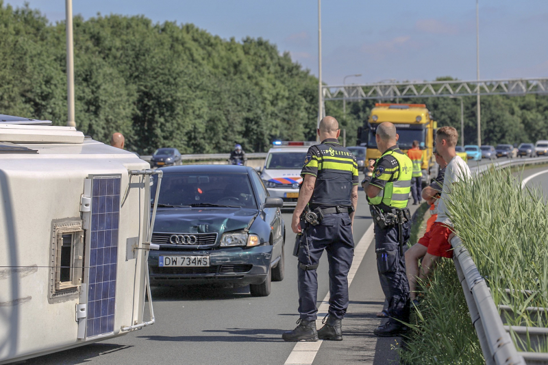 Camper gekanteld na ongeval; automobilist aangehouden