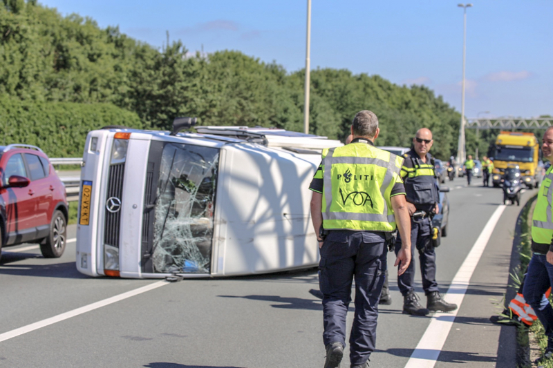 Camper gekanteld na ongeval; automobilist aangehouden