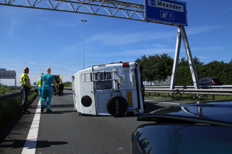 Camper gekanteld na ongeval; automobilist aangehouden