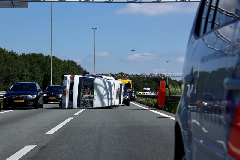 Camper gekanteld na ongeval; automobilist aangehouden