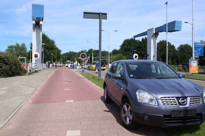 Twee auto's gelanceerd na defecte brug