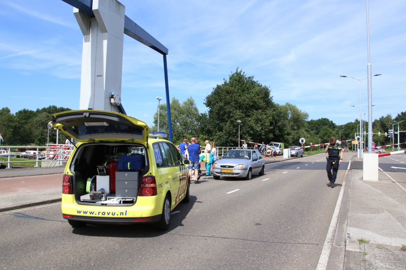 Twee auto's gelanceerd na defecte brug