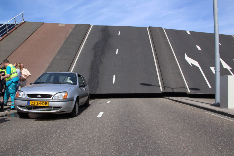 Twee auto's gelanceerd na defecte brug