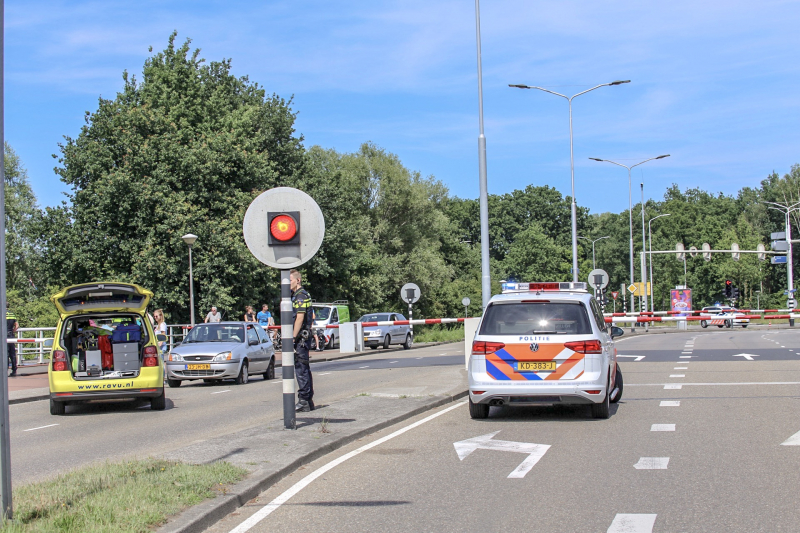 Twee auto's gelanceerd na defecte brug