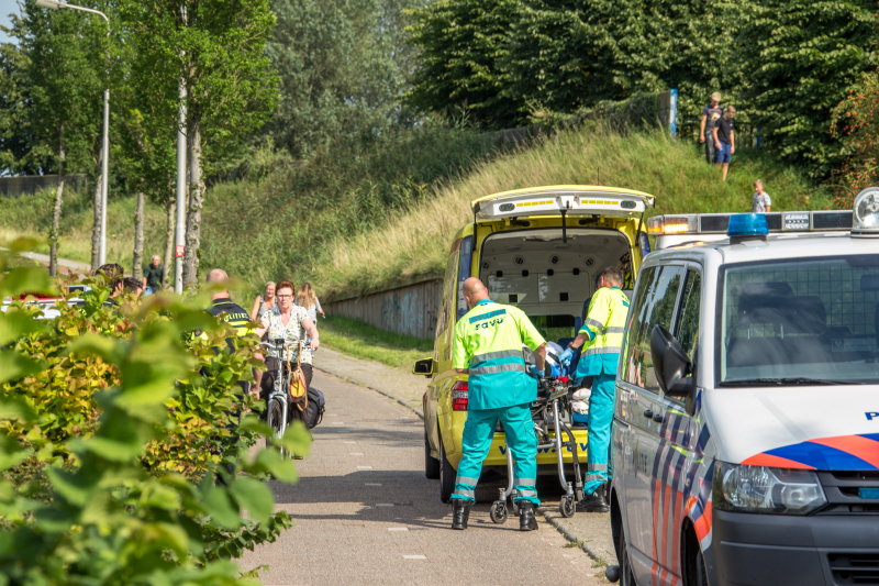 Kindje slaat over de kop tijdens het fietsen