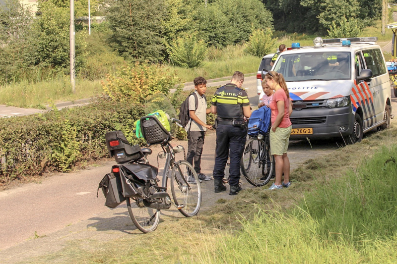 Kindje slaat over de kop tijdens het fietsen