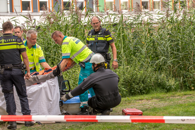 Steiger valt om schilder belandt in water