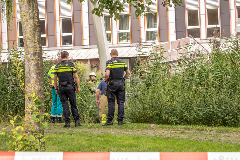 Steiger valt om schilder belandt in water