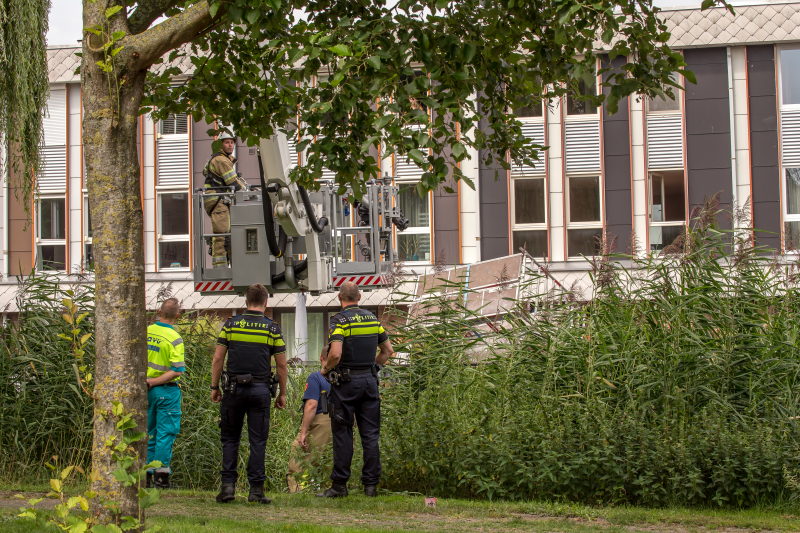 Steiger valt om schilder belandt in water