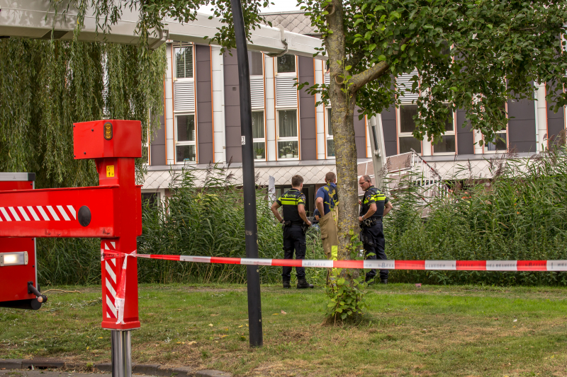 Steiger valt om schilder belandt in water