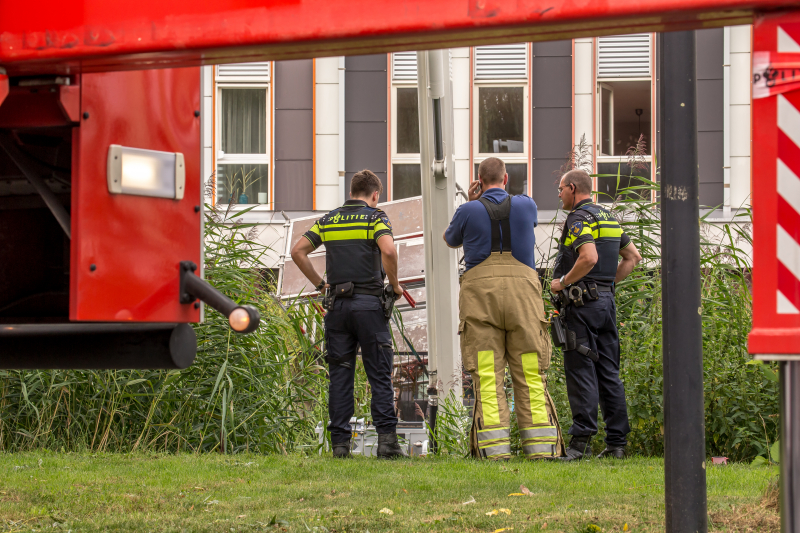 Steiger valt om schilder belandt in water