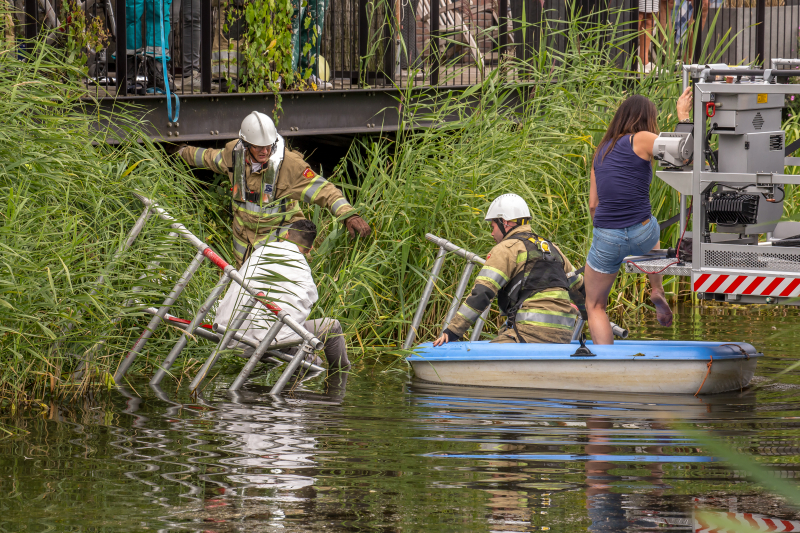 Steiger valt om schilder belandt in water