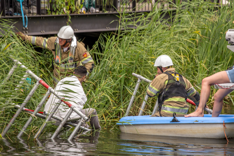 Steiger valt om schilder belandt in water