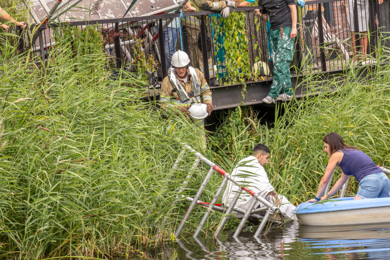 Steiger valt om schilder belandt in water