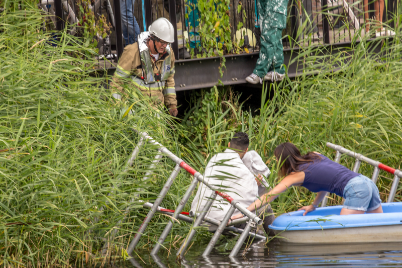 Steiger valt om schilder belandt in water