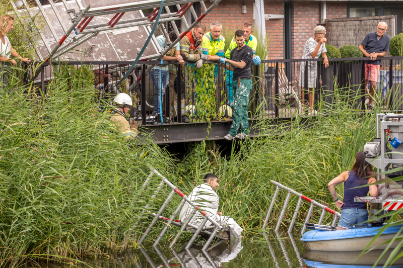 Steiger valt om schilder belandt in water