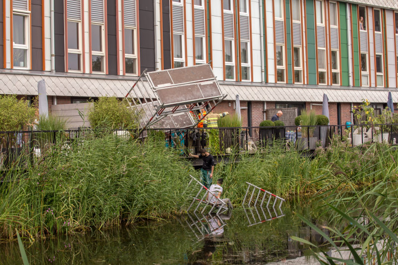 Steiger valt om schilder belandt in water