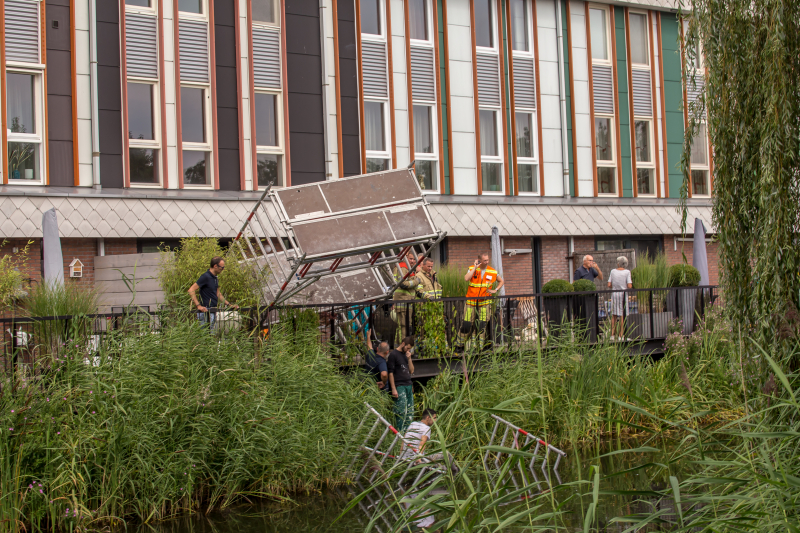 Steiger valt om schilder belandt in water